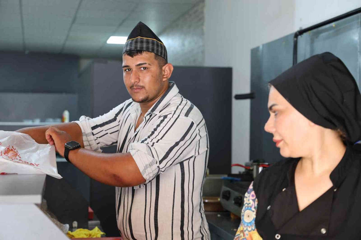 Elazığ'da iki çocuk annesi Aysun Alpsoy, 15 yıllık birikimiyle açtığı döner dükkanında 3-4 kişiye istihdam...