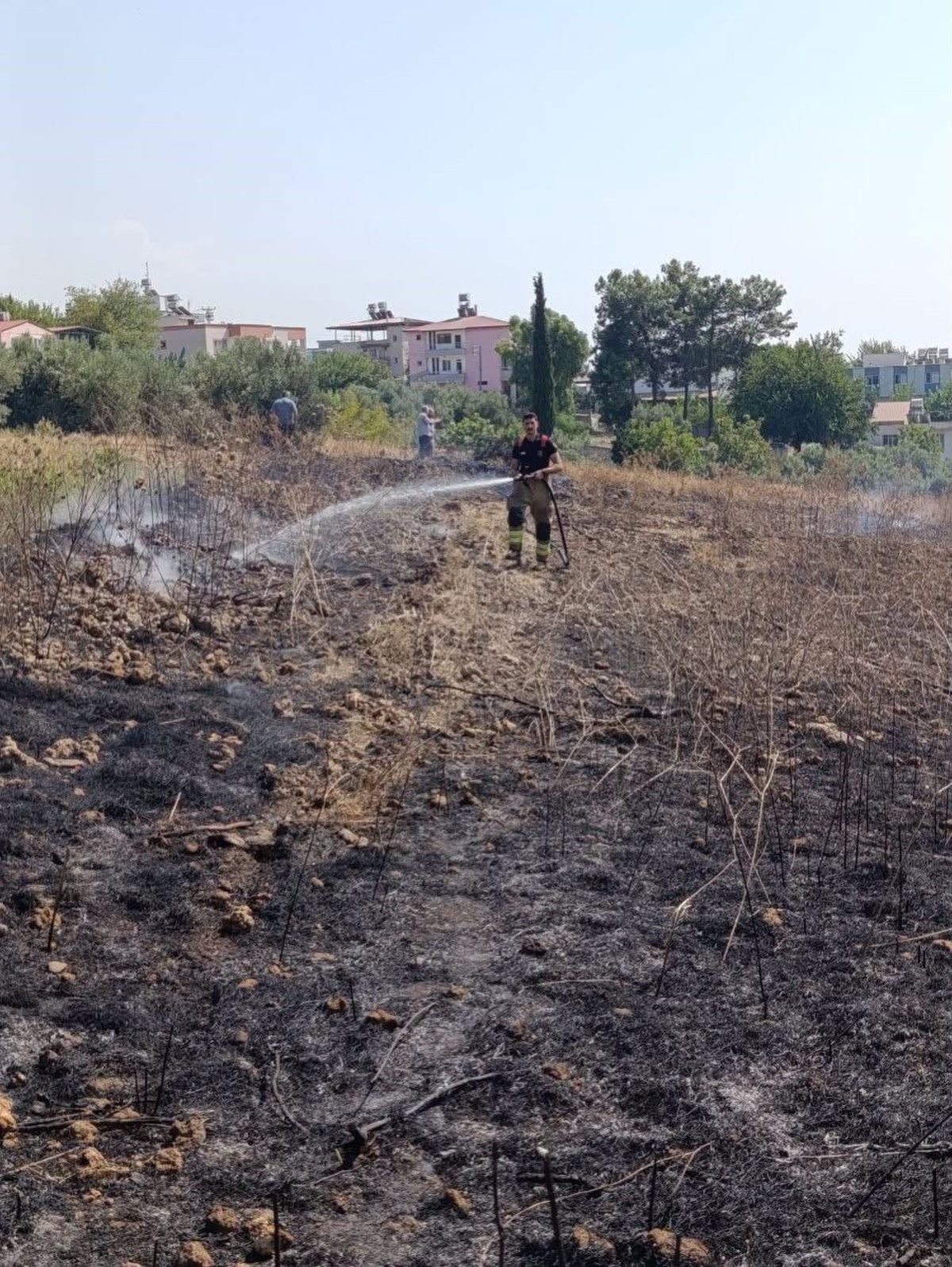 Hatay Erzin Yeşiltepe'deki yangında traktör küle döndü; ekipler soğutma çalışması yaptı