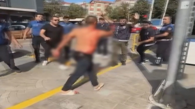 Esenler'de Dehşet Anları: Yaralı Şüpheli Polisleri Bıçakla Tehdit Etti