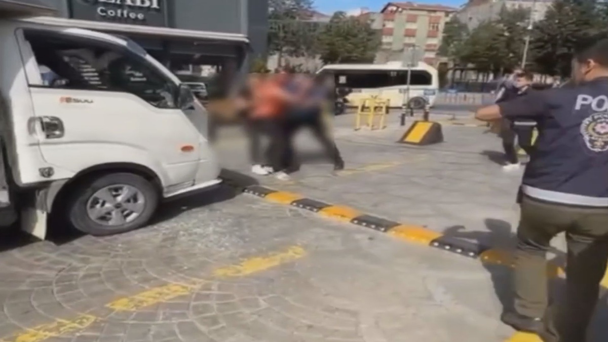 Esenler’de kendini yaralayıp bıçakla polislerin üzerine yürüyen şüpheli kamerada