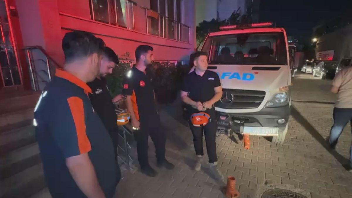 Esenyurt'ta otopark yangını 28 katlı binaya sıçradı, 42 kişi dumandan etkilendi