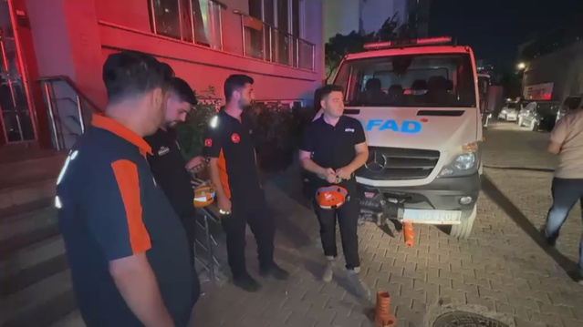 Esenyurt'ta otopark yangını 28 katlı binaya sıçradı, 42 kişi dumandan etkilendi