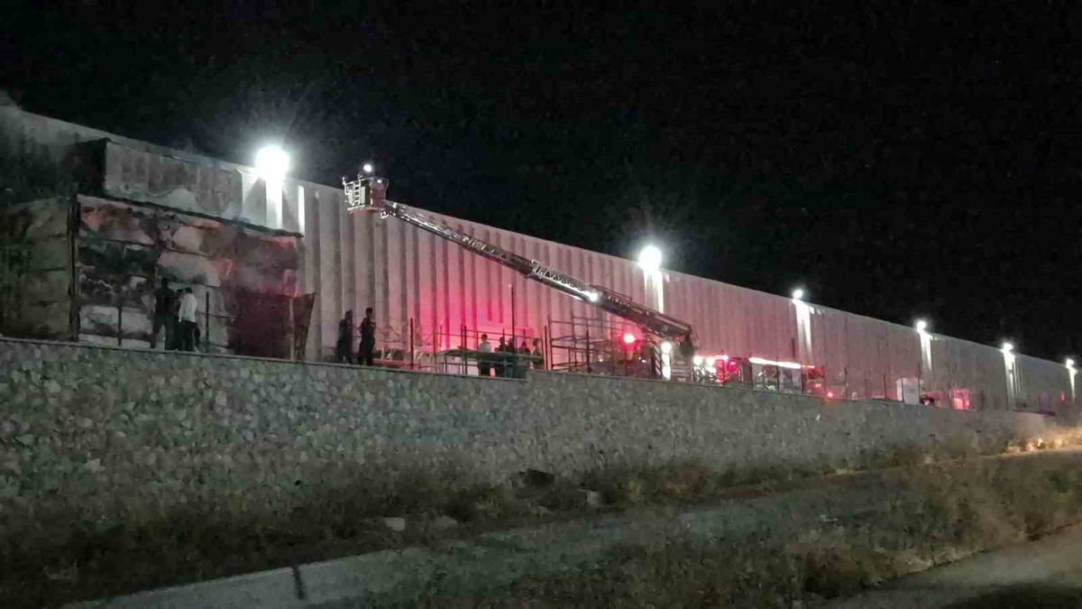 Eskişehir Odunpazarı'ndaki fabrikada yangın çıktı, itfaiye ekipleri müdahale ediyor