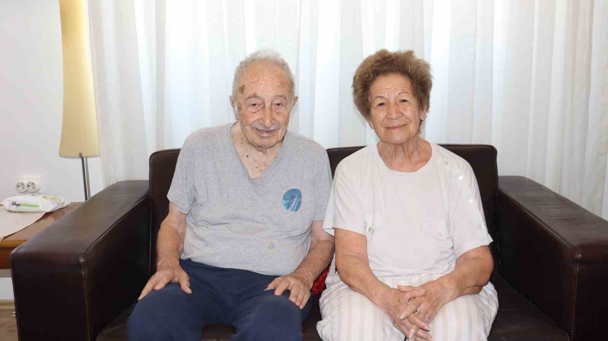 Bursa Şehir Hastanesi'nin evde sağlık ekibi 2 bin 700 hastayı evinde ziyaret ederek 'aileden biri' gibi ba...