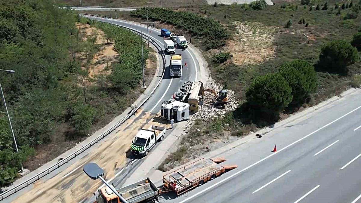 İstanbul Eyüpsultan'da hafriyat kamyonu devrildi, 63 yaşındaki şoför yaralandı