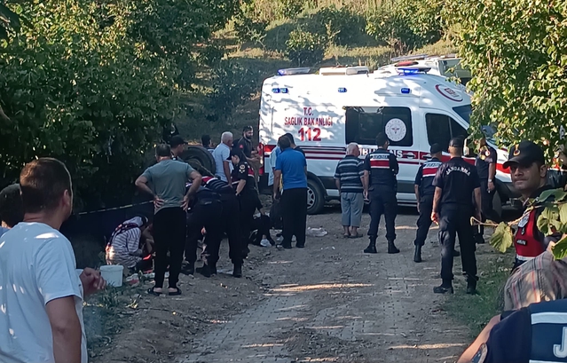 Sakarya Hendek'te fındık işçilerini taşıyan traktör devrildi, 18 kişi yaralandı