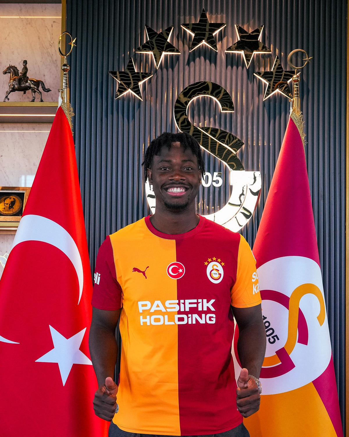 Galatasaray, RB Leipzig'li Fransız stoper Bitshiabu'yu 28 milyon Euro opsiyonla kiraladı