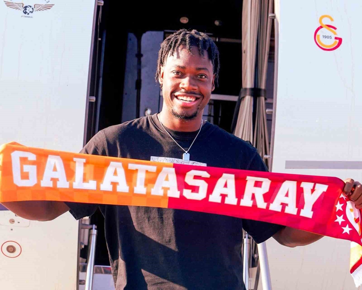 Galatasaray'ın transferi Bitshiabu İstanbul'a geldi: 21 yaşındaki Fransız stoper sağlık kontrolünden geçip...