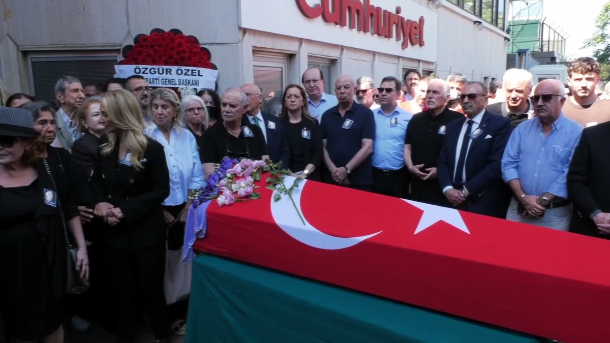 Şükran Soner için Cumhuriyet Gazetesi'nde tören düzenlendi; oğlu