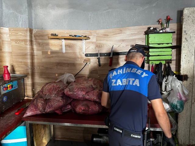 Kavurma imalathanesinde mide bulandıran manzara