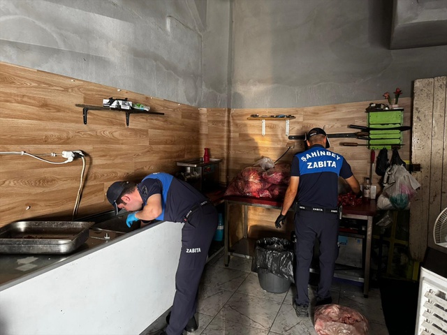 Kavurma imalathanesinde mide bulandıran manzara