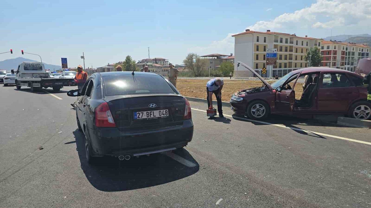 Gaziantep'te kavşakta araçlar çarpıştı, 5 kişi yaralandı