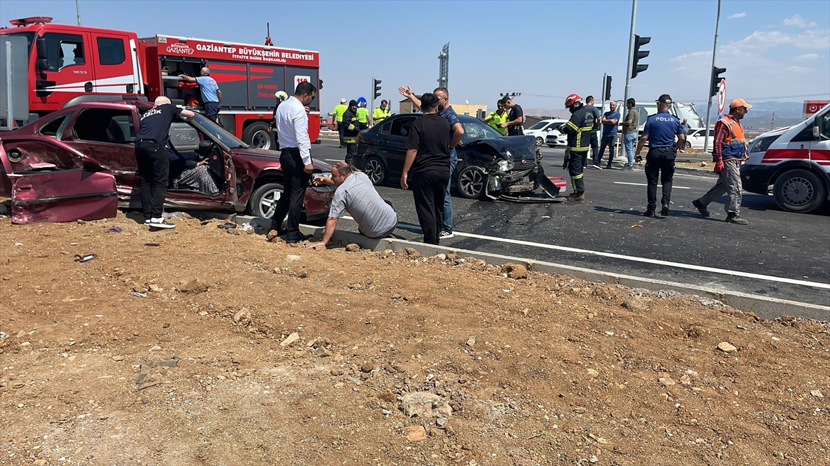 Gaziantep İslahiye'de iki otomobil çarpıştı; 5 yaralı hastaneye kaldırıldı