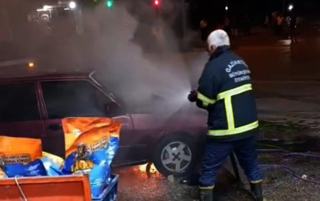 Gaziantep İslahiye'de kırmızı ışıkta bekleyen otomobil alev aldı, motor bölümü hasar gördü