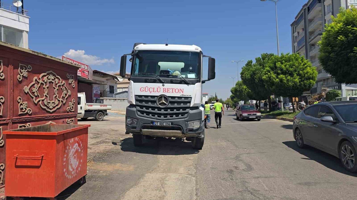 Gaziantep İslahiye'de otomobil ile beton mikseri çarpıştı, aynı aileden 4 kişi yaralandı