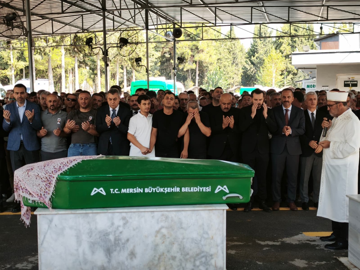 KKTC gemi kazasında ölen Gülcan Gürel, Mersin'de düzenlenen törenle toprağa verildi