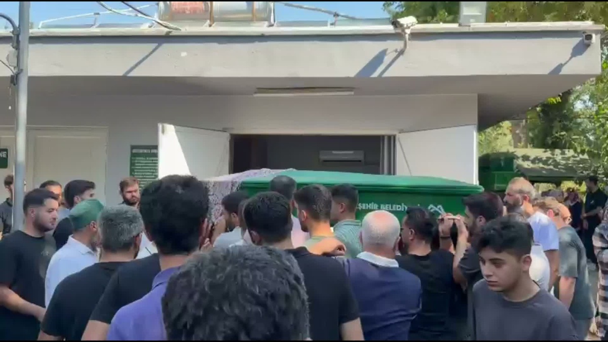 Feribot faciasında can yeleğini kızına giydiren anne Mersin'de toprağa verildi