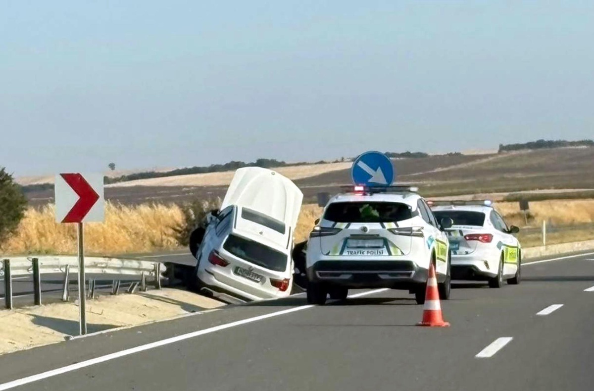 Gurbetçi ailenin otomobili Keşan'da kavşak duvarına çarptı, 4 kişi yaralandı