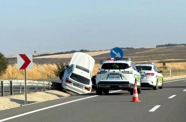 Gurbetçi ailenin otomobili Keşan'da kavşak duvarına çarptı, 4 kişi yaralandı