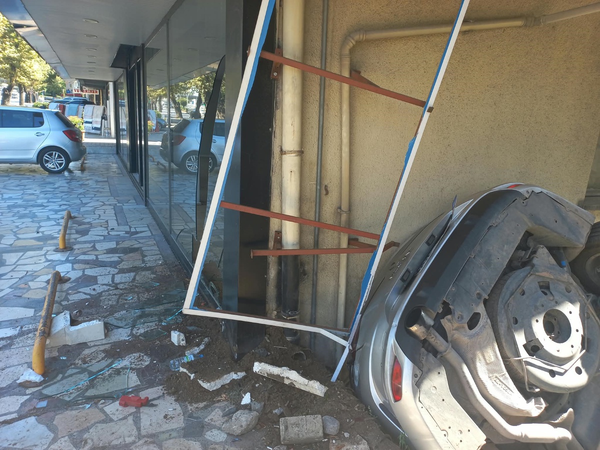 Altındağ'da Feci Kaza: Otomobil Apartman Bahçesine Devrildi, 1 Yaralı