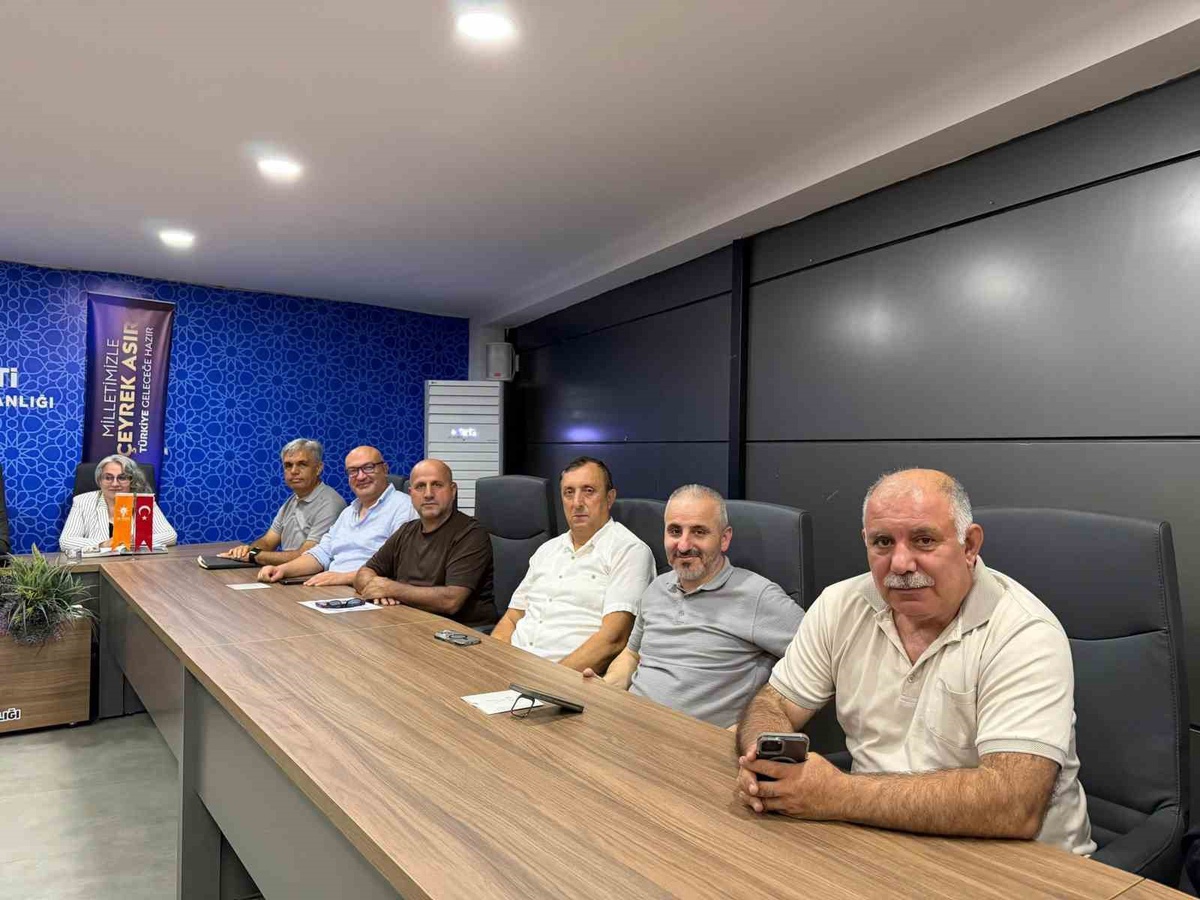 AK Parti Bilecik'te İl Başkanı Yıldırım başkanlığında yönetim kurulu toplantısı yapıldı