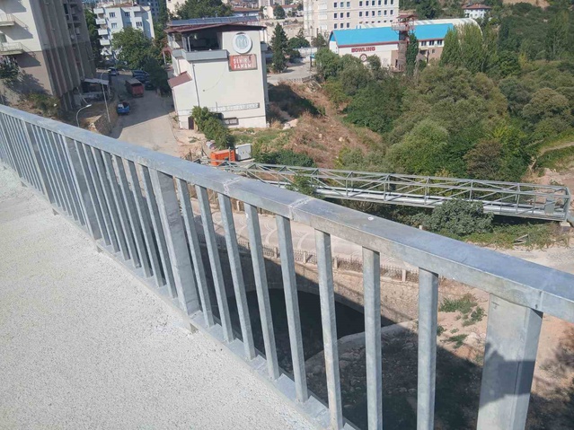 Bilecik'te Hamsu Köprüsü'nde yenileme sonrası güvenlik telleri yerine takılmadı, yayalar tehlike altında