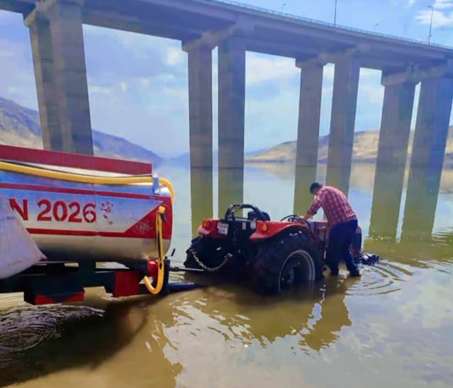 Batman Hasankeyf'te baraj suyuna gömülen römorklu traktör, vatandaşlarca çıkarıldı