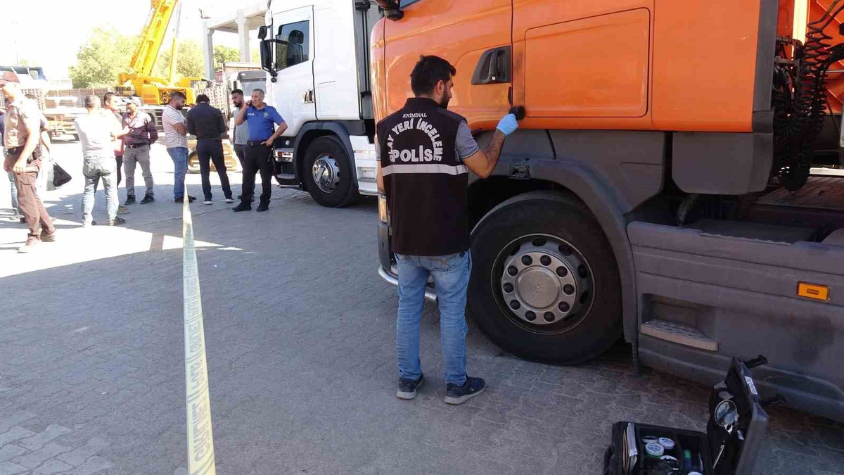 Malatya Yeşilyurt'ta husumetli tırını sürüp iki araç arasında ezdi, ağır yaraladı