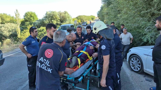 Adıyaman-Çelikhan kara yolunda iki otomobil çarpıştı, 2 sürücü yaralandı