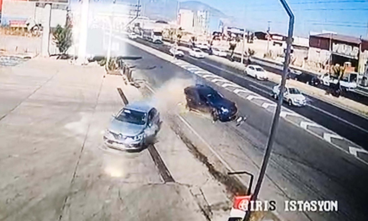 Savrulan Otomobil Akaryakıt İstasyonunda TIR'a Çarptı; 1 Yaralı