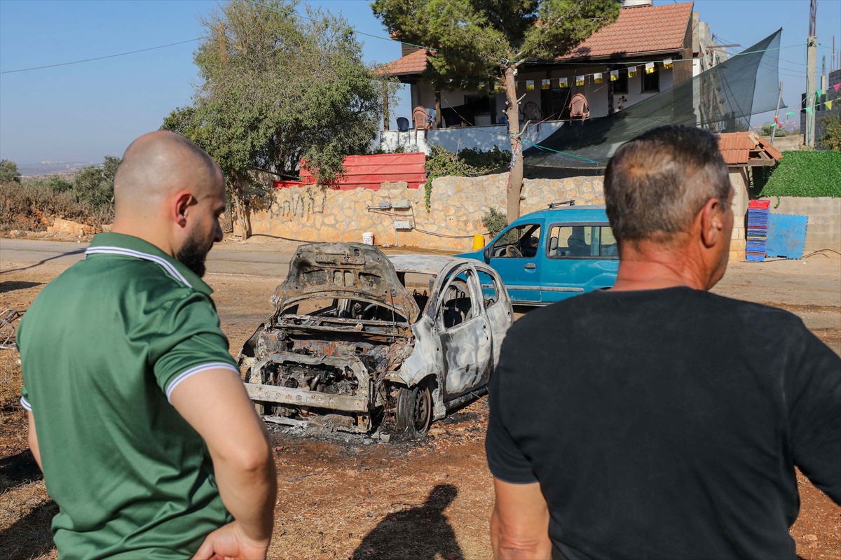 Batı Şeria\'da İsrail ordusu ve yerleşimciler Filistinlilerin evini yıktı, 2 aracını ateşe verdi