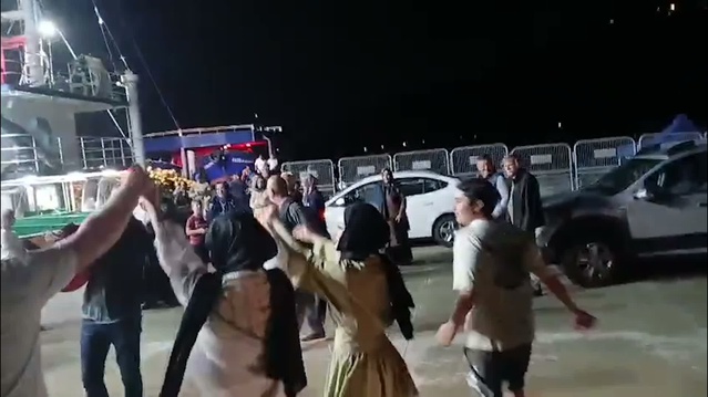 Rize'nin Pazar ilçesinde balıkçılar yeni sezonu tulum ve horonla uğurlamanın yanı sıra kafes projesine karşı direnişini sürdürüyor