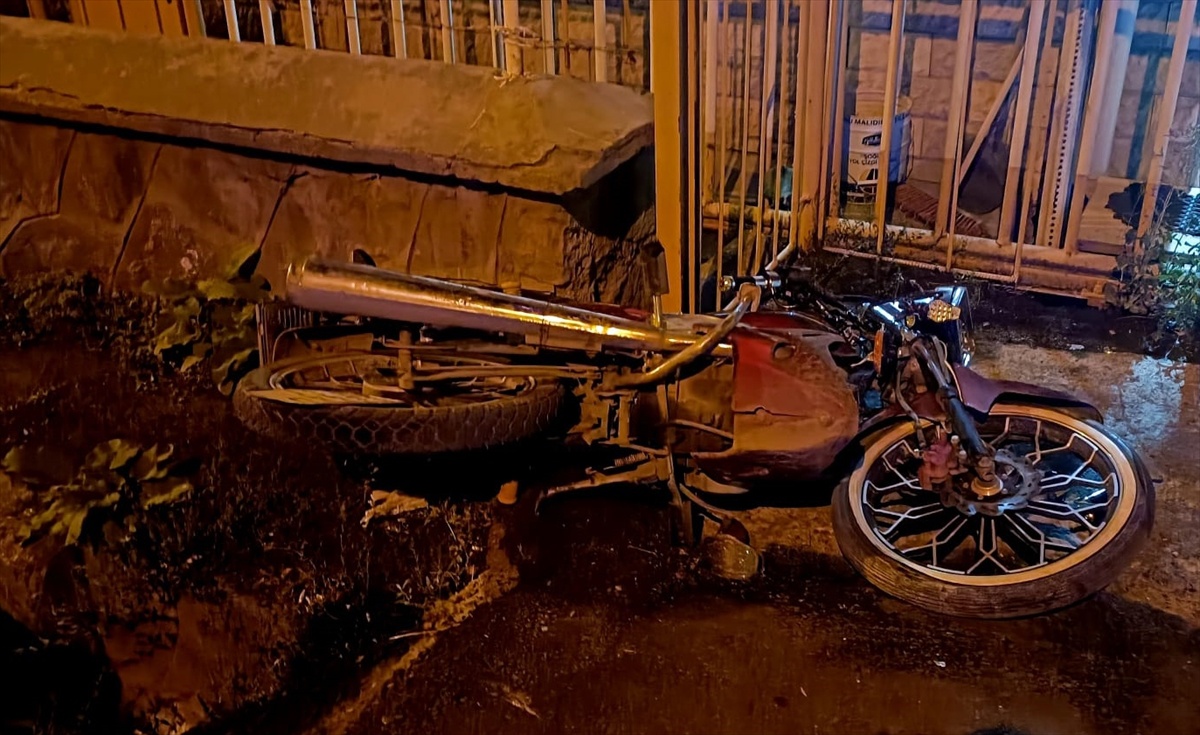 Kağızman'da park halindeki motosiklete çarpan sürücü F.K. ağır yaralandı, hastaneye kaldırıldı