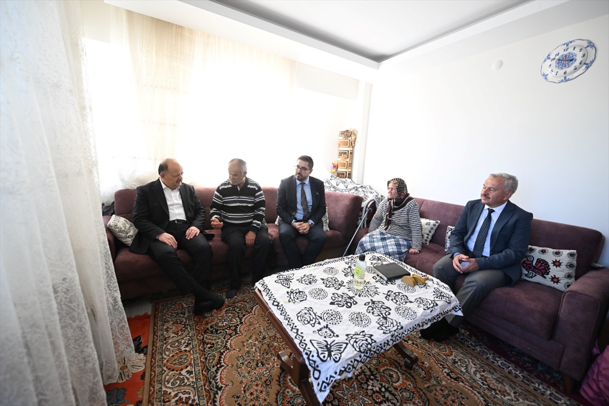 Kastamonu Valisi Dallı, ahşap baskı ustası Cemil Kızılkaya\'yı evinde ziyaret etti