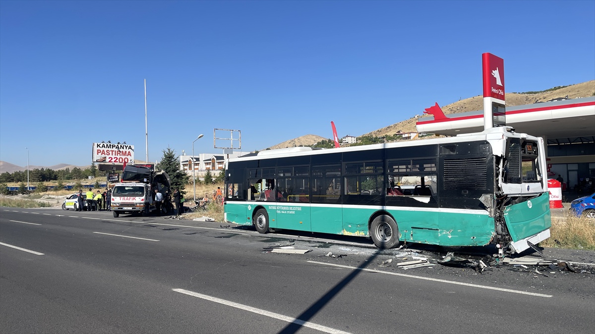Kayseri-İncesu kara yolunda minibüs duraktaki halk otobüsüne arkadan çarptı: 3 yaralı