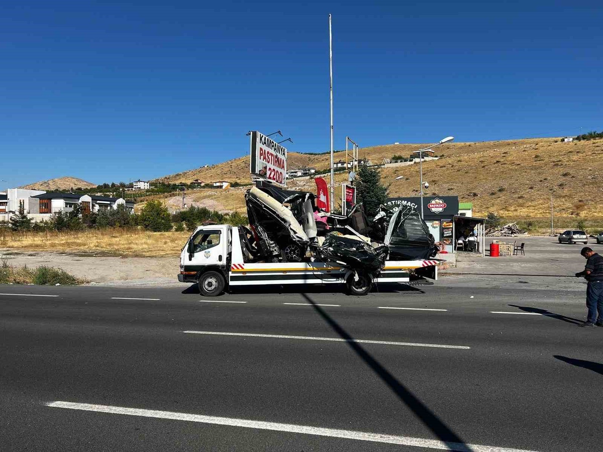 Kayseri'nin İncesu İlçesinde Durakta Bekleyen Yolcu Otobüsüne Minibüs Çarptı, 3 Yaralı Hastaneye Kaldırıldı