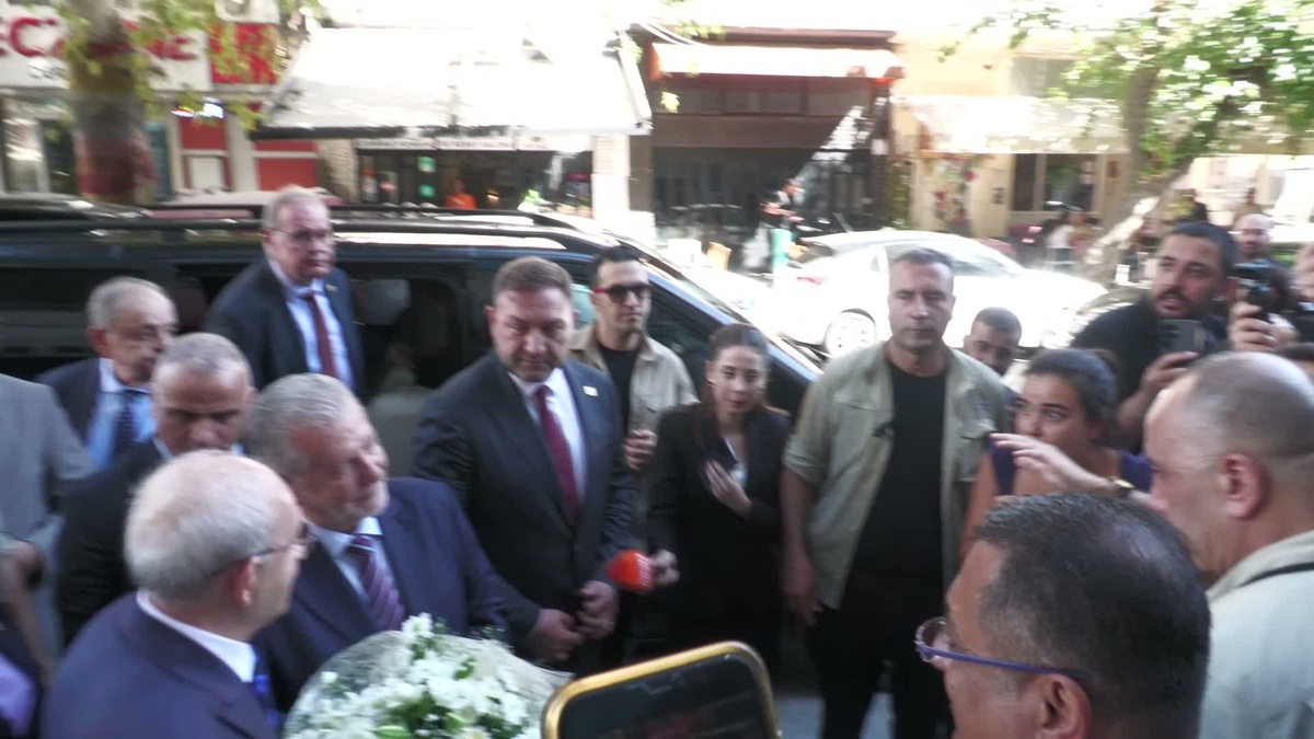 İzmir'de 78 yaşındaki esnaf Yardımcı, Kılıçdaroğlu'nun dürüstlüğüne güvendiğini söyledi