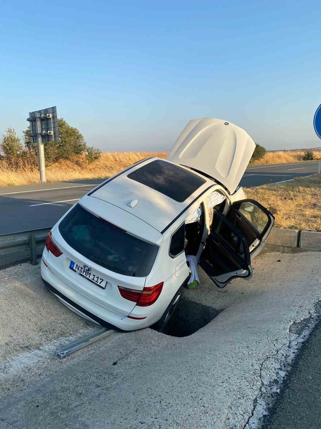 Edirne Keşan'da otomobil su kanalına düşüp bariyere çarptı, 4 kişi yaralandı