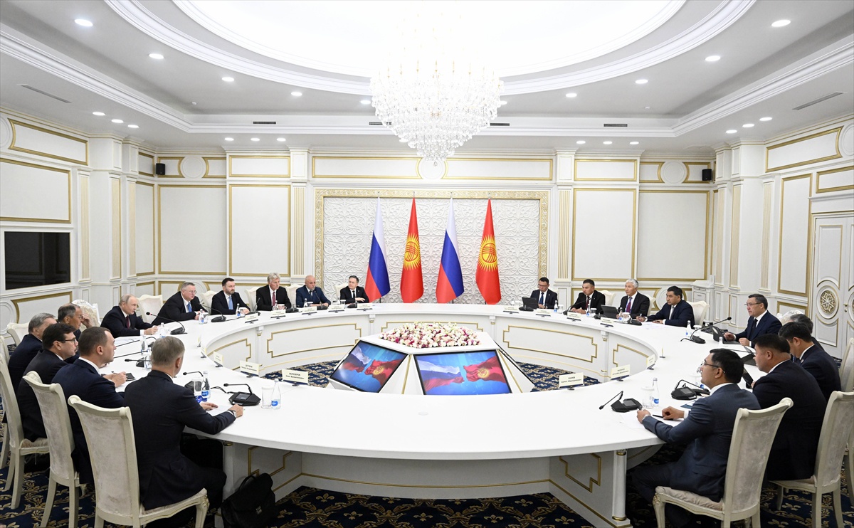 Caparov ve Putin Bişkek'teki ŞİÖ Zirvesi'nde ticaret, enerji ve insani işbirliği adımlarını masaya yatırdı