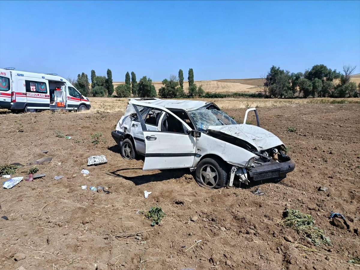 Kırıkkale Keskin'de otomobil tarlaya devrildi, 2 kişi yaralandı
