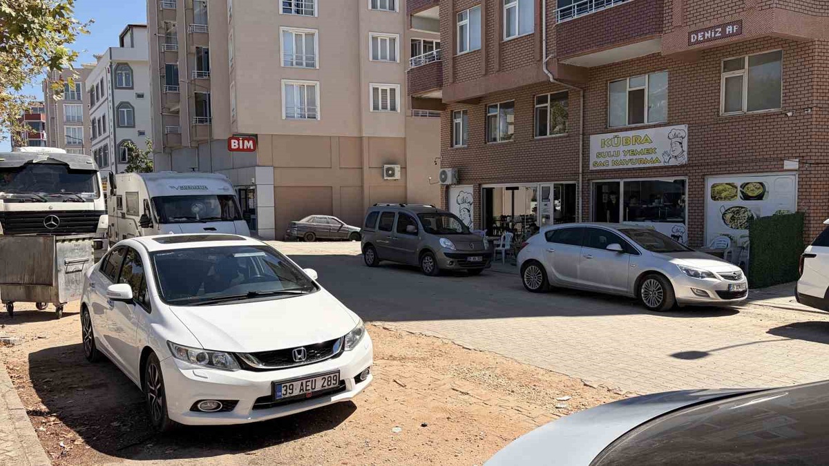 Kırklareli'nde sürücüsünün kontrolünden çıkan otomobil park halindeki araca çarptı