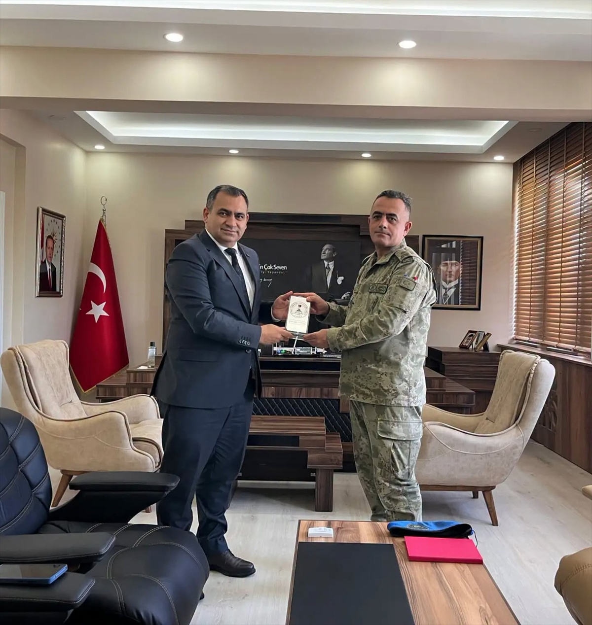 Kırklareli'nin Vize ilçesinde emniyet ve jandarmaya hayırseverlerce 8 yeni hizmet aracı kazandırıldı