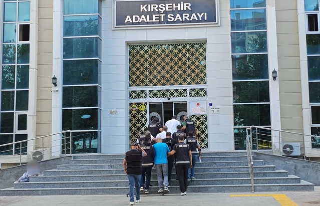 Kırşehir'de iş yerinde darbedip paralarını aldıkları 4 şüpheli tutuklandı