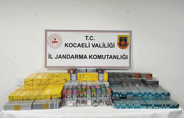 Dilovası'nda durdurulan 2 araçta sahte cüzdan ve kaçak elektronik sigara ele geçirildi