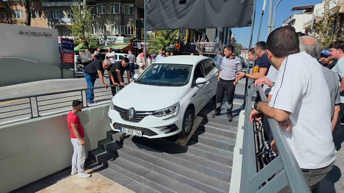 Otomobil Market Merdivenlerinde Asılı Kaldı