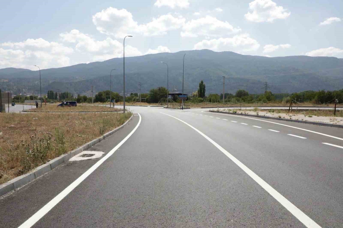Kütahya Valisi Işın, 30,7 kilometrelik Emet-Simav karayolu projesindeki çalışmaları yerinde denetledi