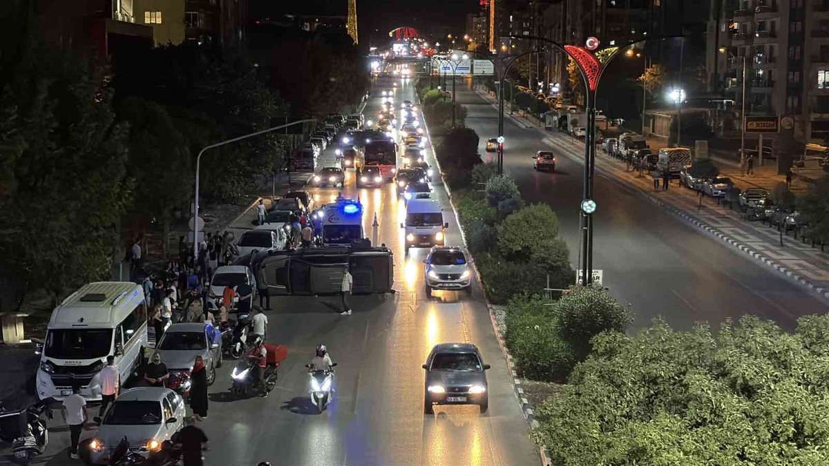 Manisa Yunusemre\'de makas atan sürücü 5 araca çarpıp devrildi, kaçtı