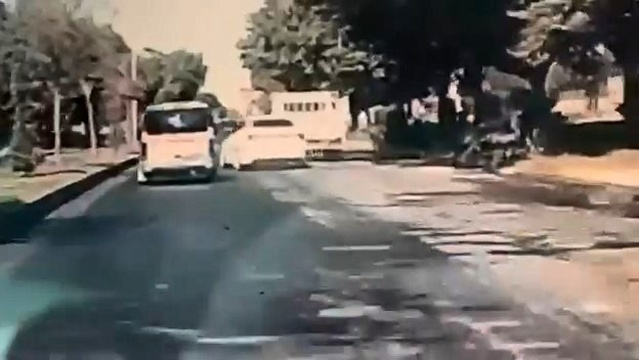 Elazığ'da makas atan sürücü yola savruldu, kaza son anda önlendi
