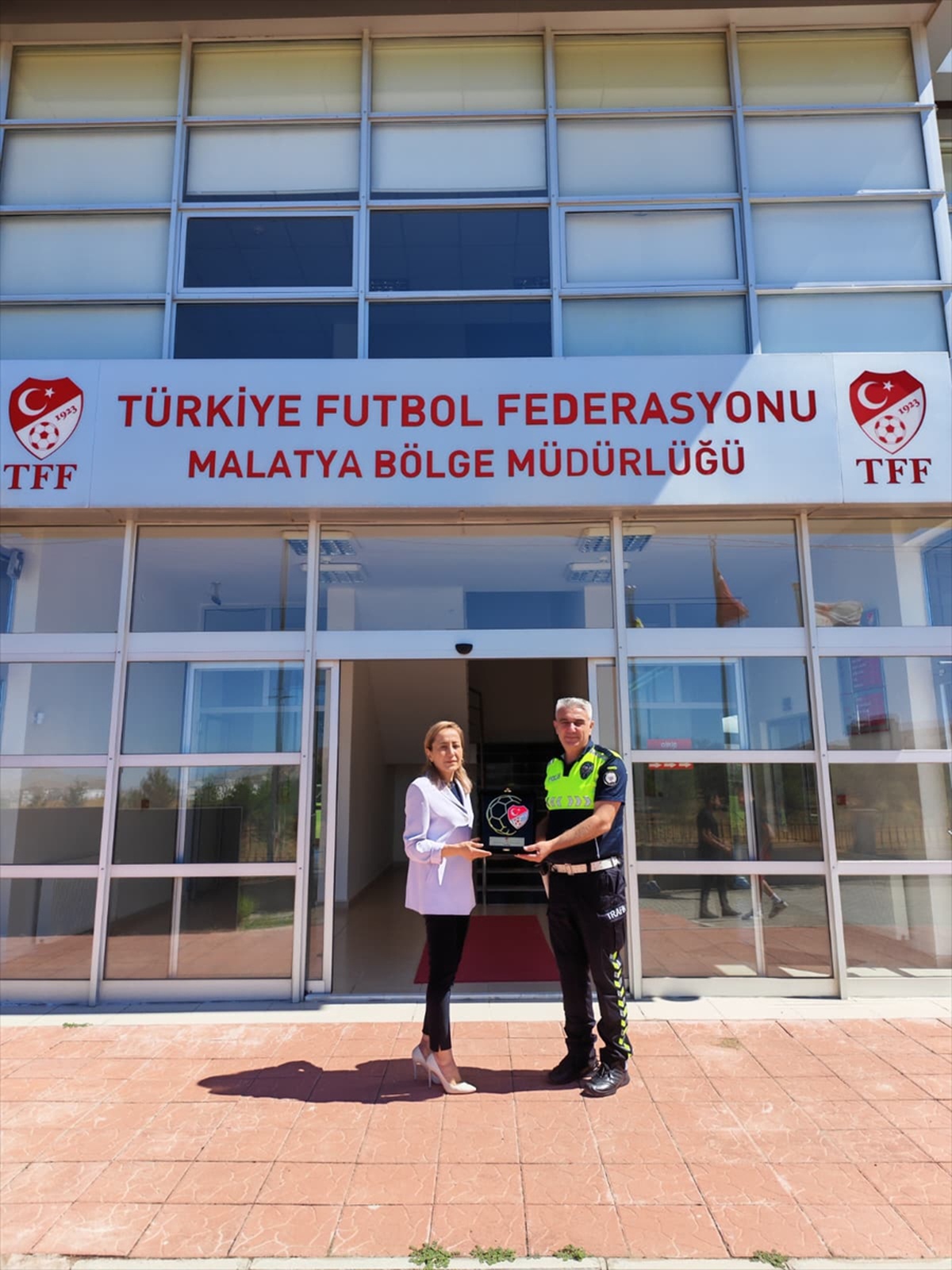 Malatya\'da üşüyen çocuğa çorabını veren polis memuru TFF Fair Play Ödülü\'nü kazandı
