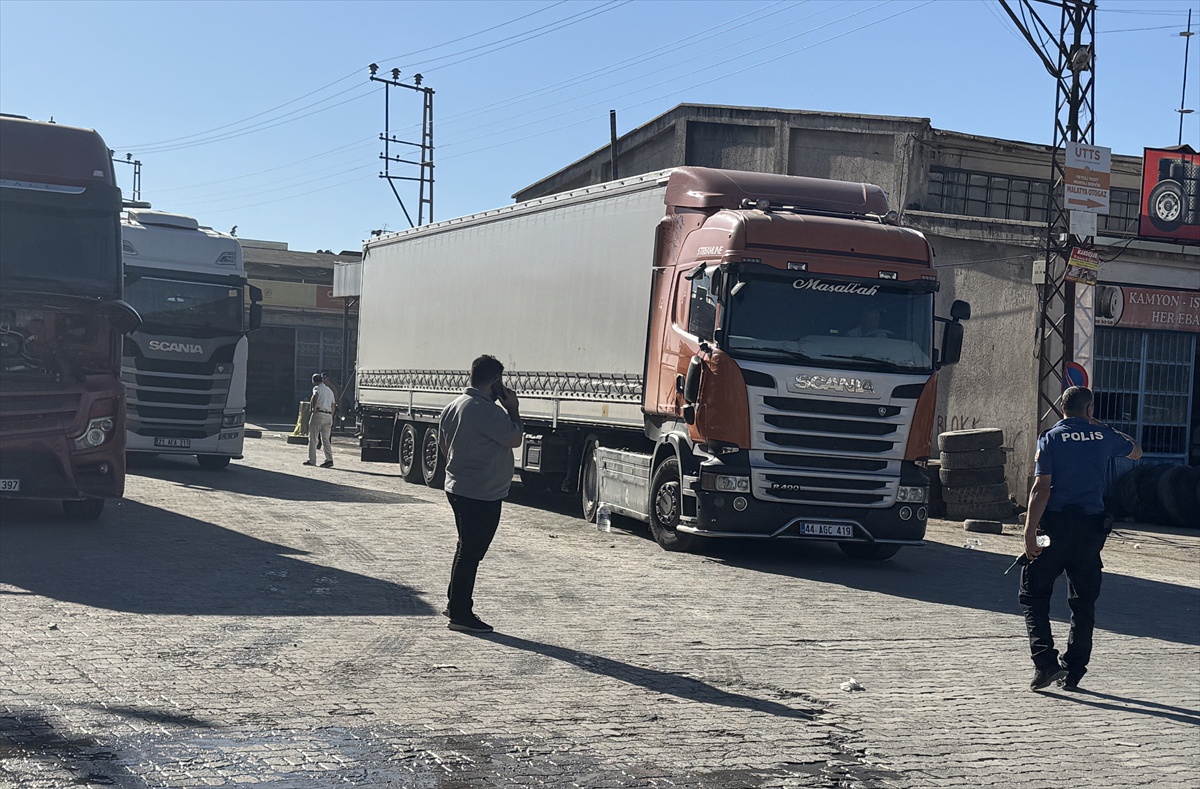 Malatya Yeşilyurt'ta tırla bakım yapan kişiye çarpan sürücü gözaltına alındı